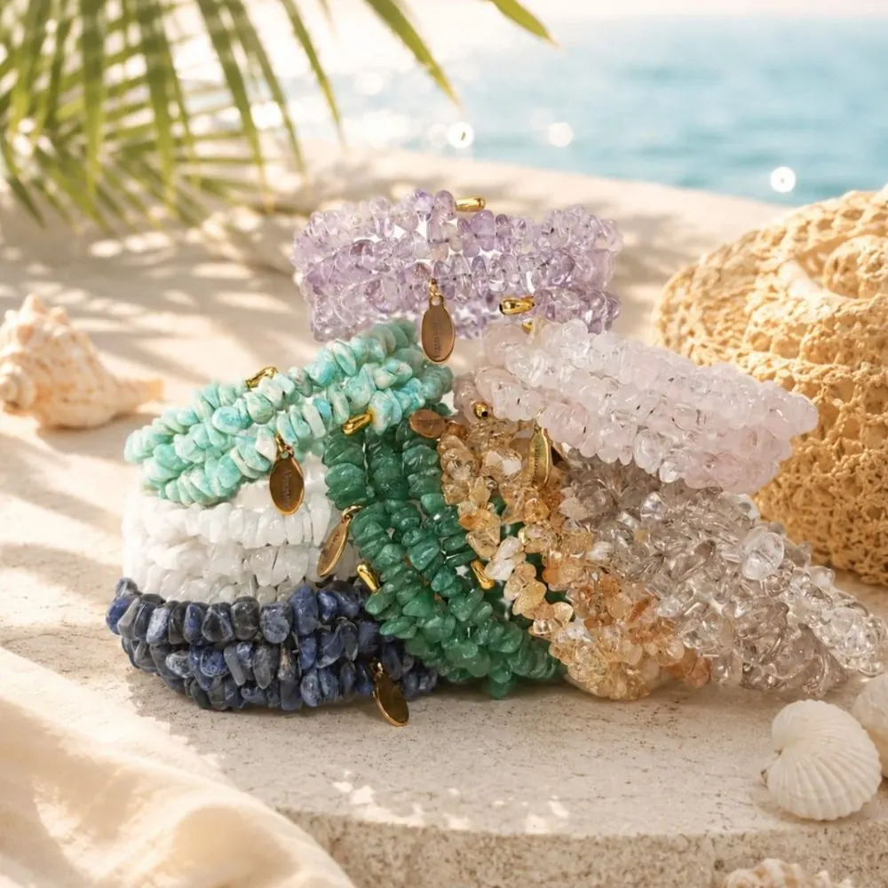 Pulseras AlmaChips de piedras naturales en la playa