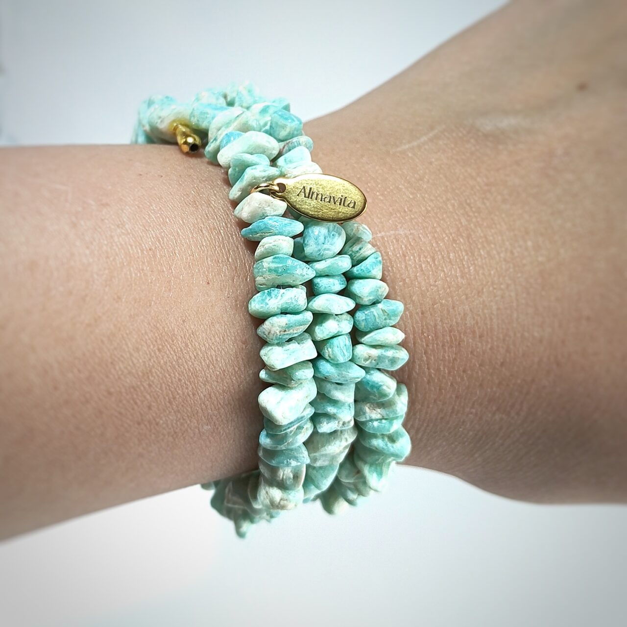 Pulsera de amazonita en la muñeca